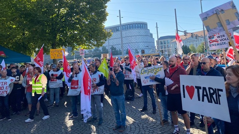 Aktive der AVEU bei der letzten Verhandlungsrunde in Dresden